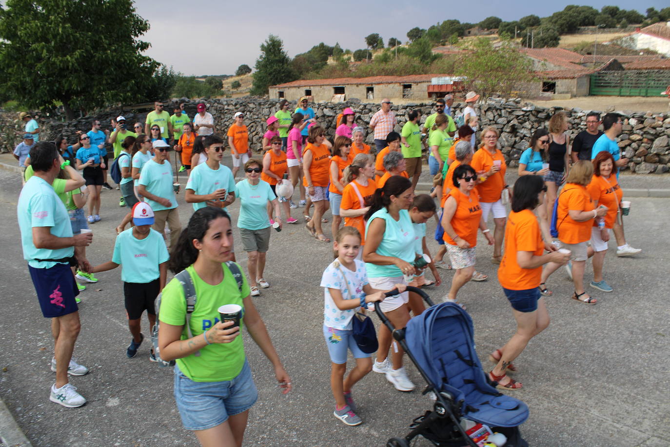 Colorido desfile de peñas para cerrar la fiesta en Berrocal de Salvatierra
