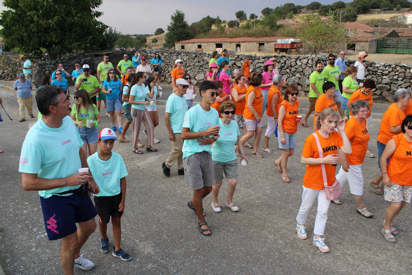Colorido desfile de peñas para cerrar la fiesta en Berrocal de Salvatierra