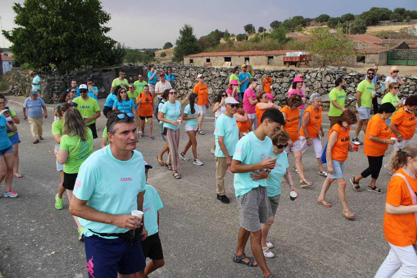 Colorido desfile de peñas para cerrar la fiesta en Berrocal de Salvatierra