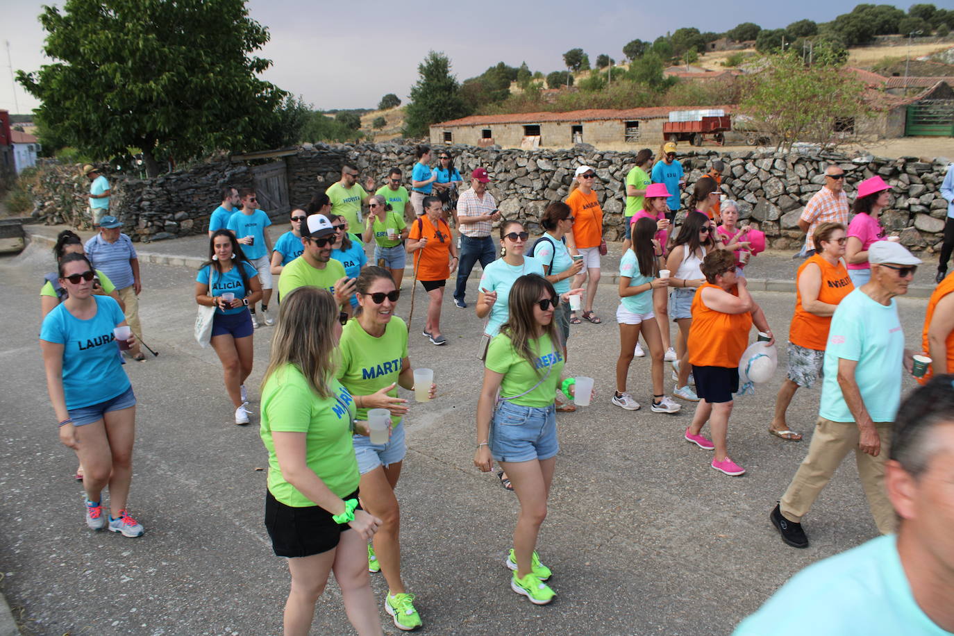 Colorido desfile de peñas para cerrar la fiesta en Berrocal de Salvatierra
