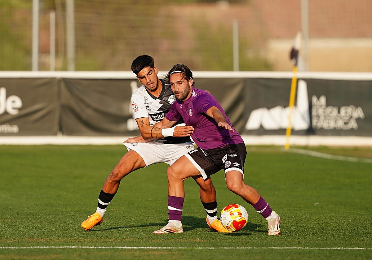 Prada, de Unionistas, 'ata en corto' a Mancebo, del Salamanca UDS, en el derbi del sábado en Copa RFEF.