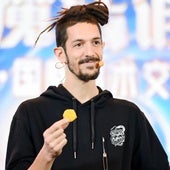 Juan Colás, en una de sus actuaciones de magia.