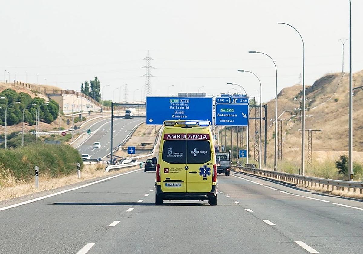 Una ambulancia, circulando por una autovía de Salamanca.