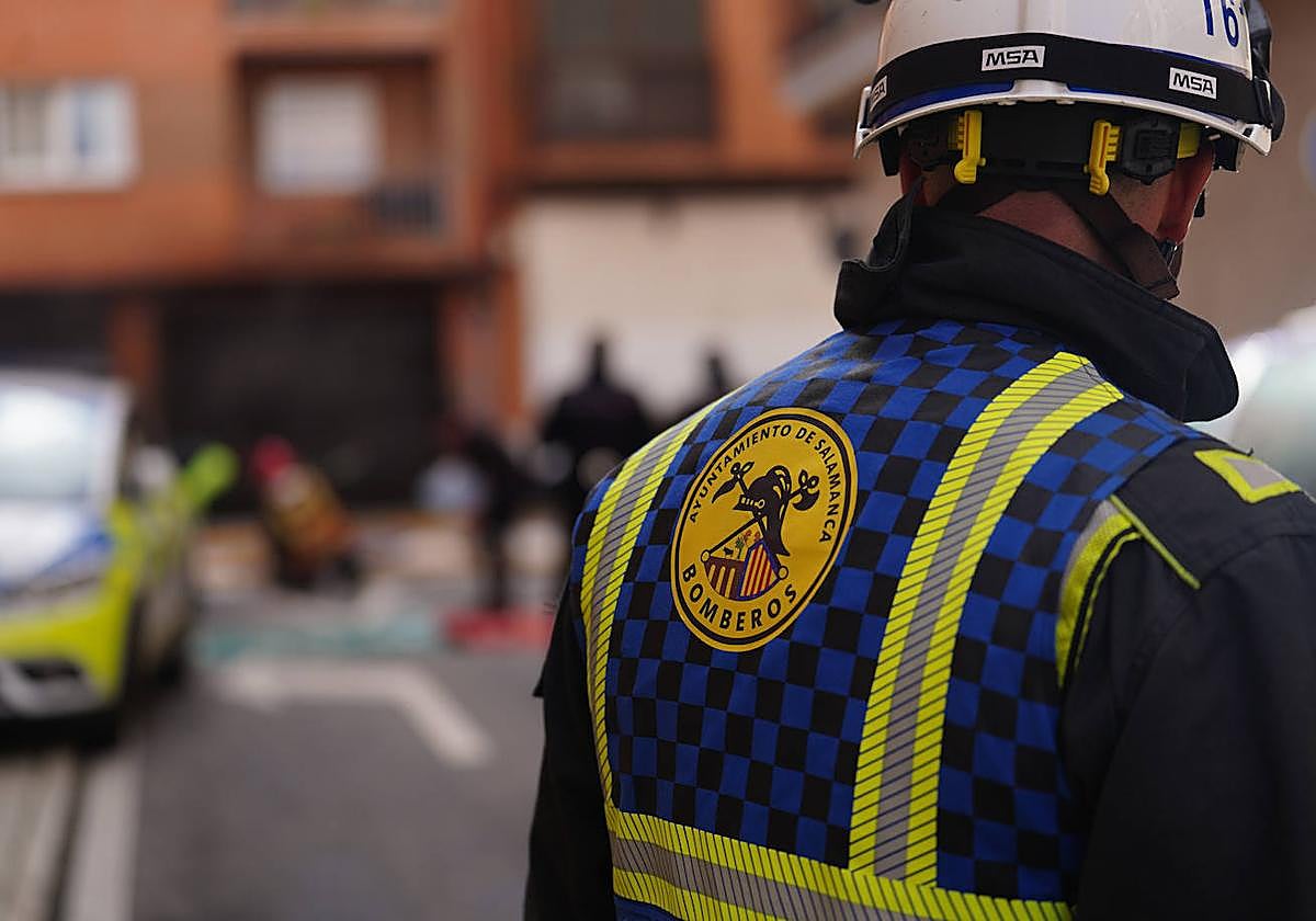 Un bombero del Ayuntamiento de Salamanca, durante una intervención ajena a esta información.