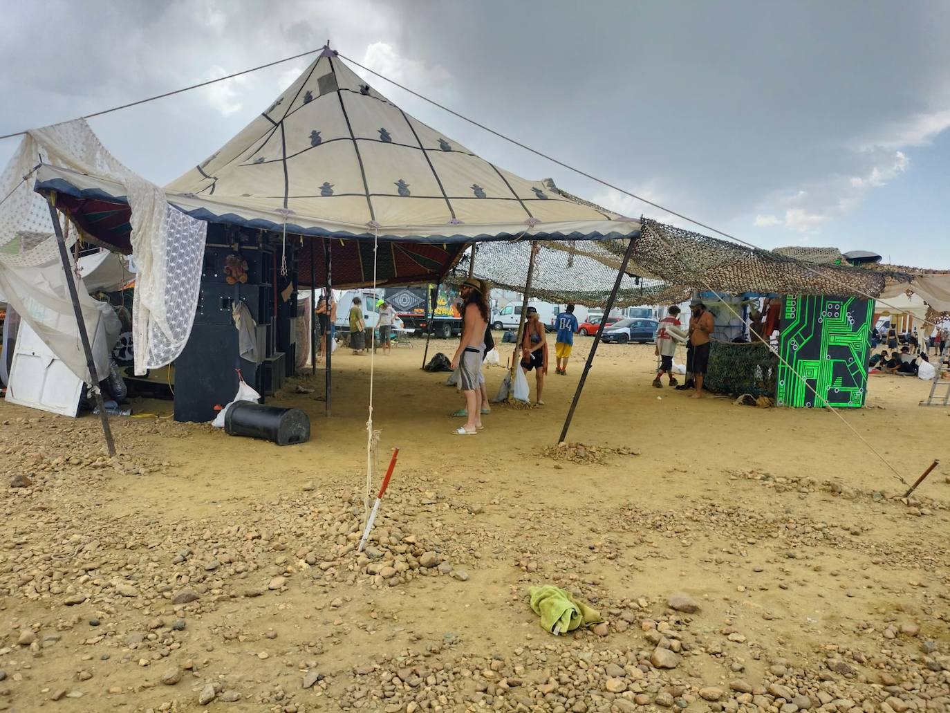 Ni el viento ni el dispositivo de la Guardia Civil frenan la rave de Salvatierra pese a que pierde fuerza