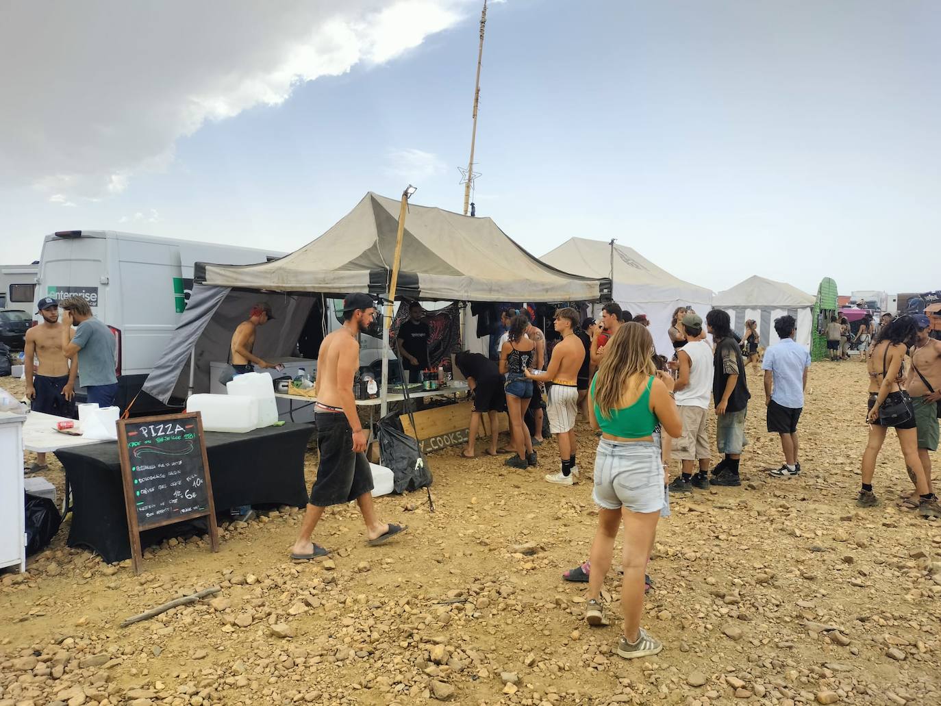 Ni el viento ni el dispositivo de la Guardia Civil frenan la rave de Salvatierra pese a que pierde fuerza