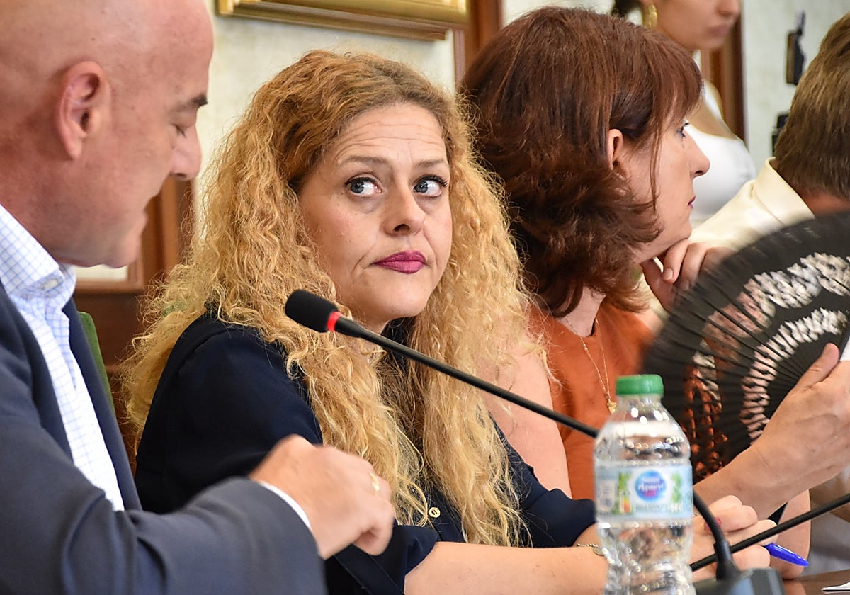 Araceli Dorado, junto a Javier Garrido, en el pleno de la moción de censura celebrado el pasado 5 de agosto.