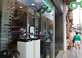 El escaparate de Anaya Ópticos, mostrando los nuevos modelos de gafas de sol que marcan tendencia.