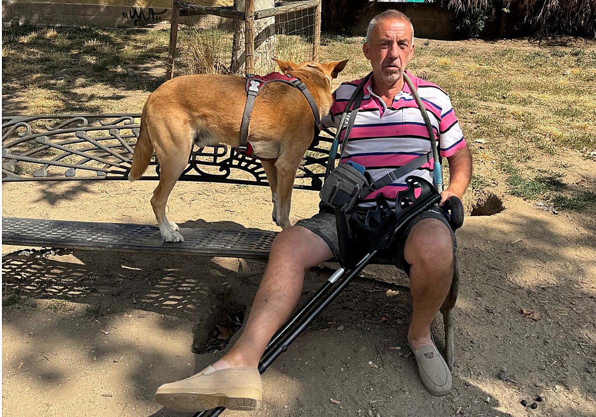 Santiago Vegas y Max sentados en el pipicán del Puente la Radio.