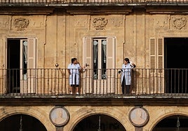 Dos trabajadoras del servicio de limpieza.