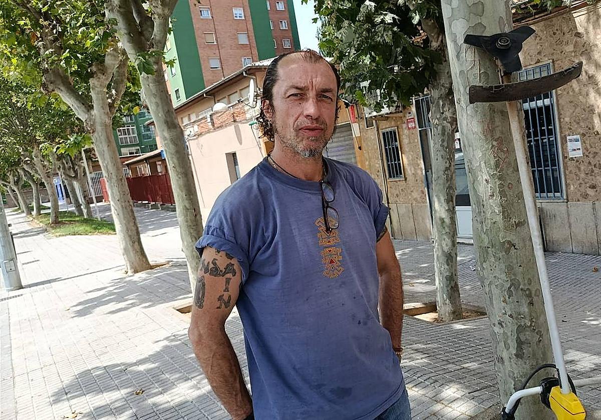 Pablo Gil Garmón, trabajador habituado a contratos de un día con una desbrozadora.