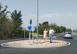 Marta Labrador y David Mingo, visitando la nueva rotonda de acceso a Almendares y otras urbanizaciones.