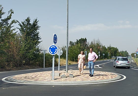 Marta Labrador y David Mingo, visitando la nueva rotonda de acceso a Almendares y otras urbanizaciones.