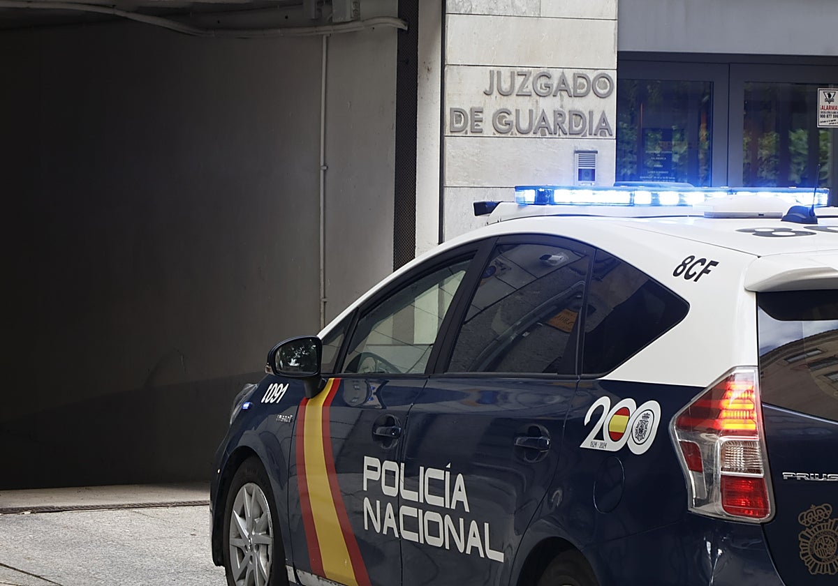 Una dotación de la Policía Nacional entra a los Juzgados de Guardia de Salamanca.