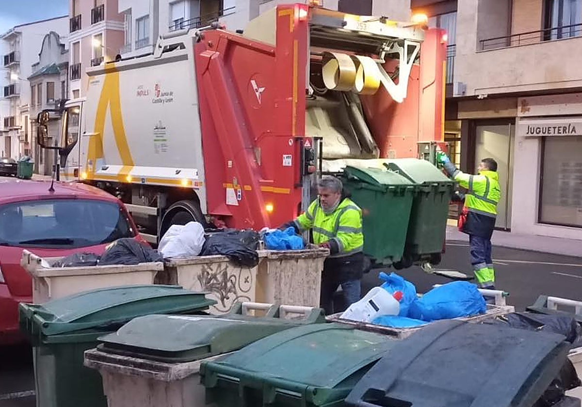 Labores de retirada de basura en Peñaranda.
