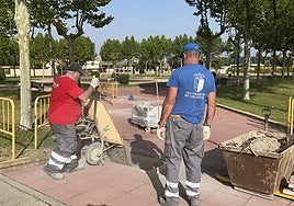 Los operarios del servicio de obras en una actuación en parques en Villamayor.