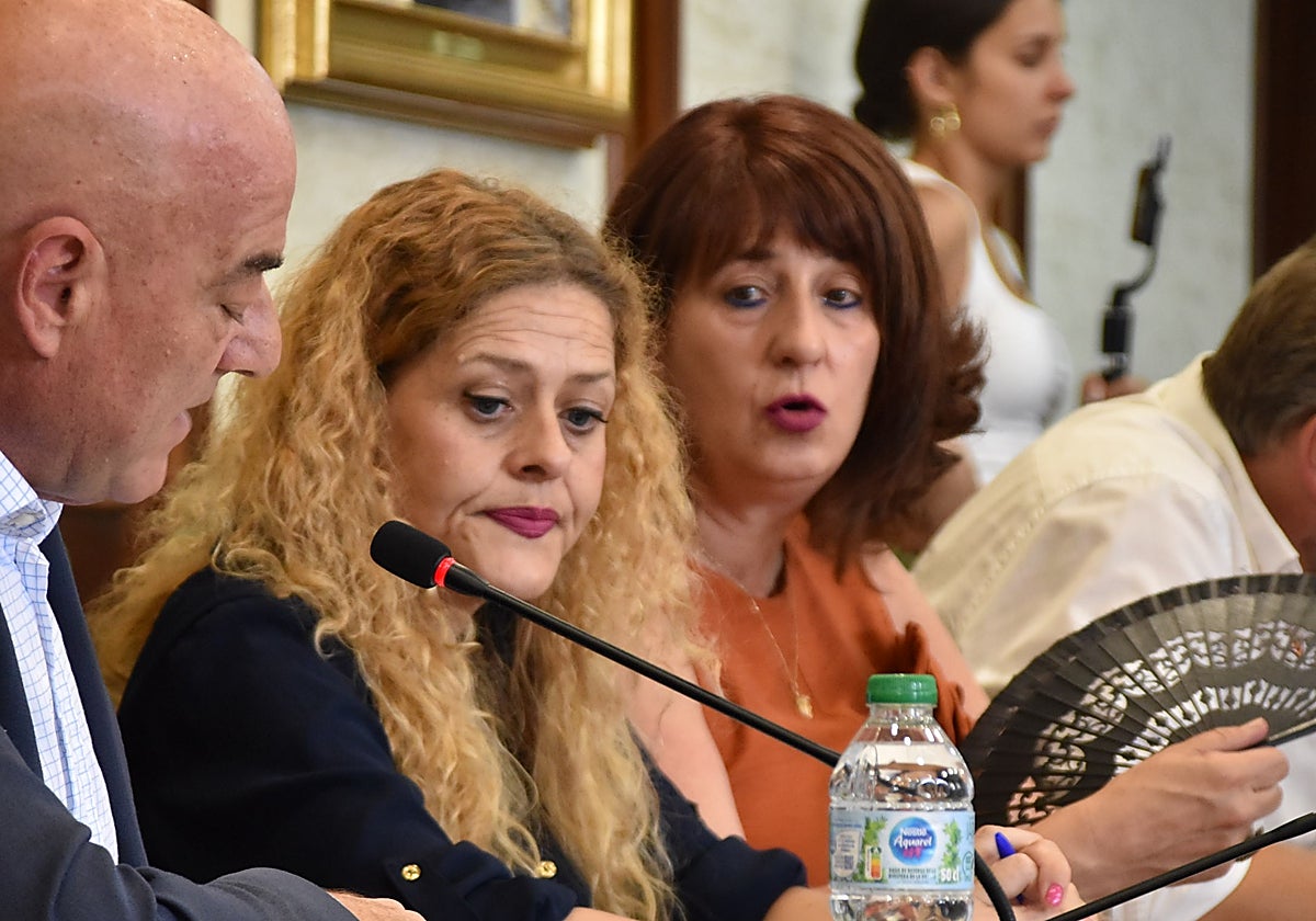 Araceli Dorado y Olga García durante el pleno de la moción de censura celebrado el pasado 5 de agosto.
