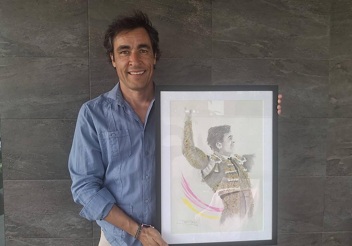 El artista David Sánchez con el cartel de El Capea.