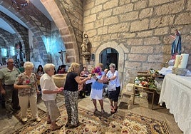 Los vecinos entregaron los ramos para la patrona