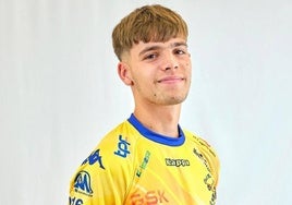 Adrián López, nuevo fichaje del BM Salamanca, con la elástica de su anterior equipo (CB Villa de Aranda).