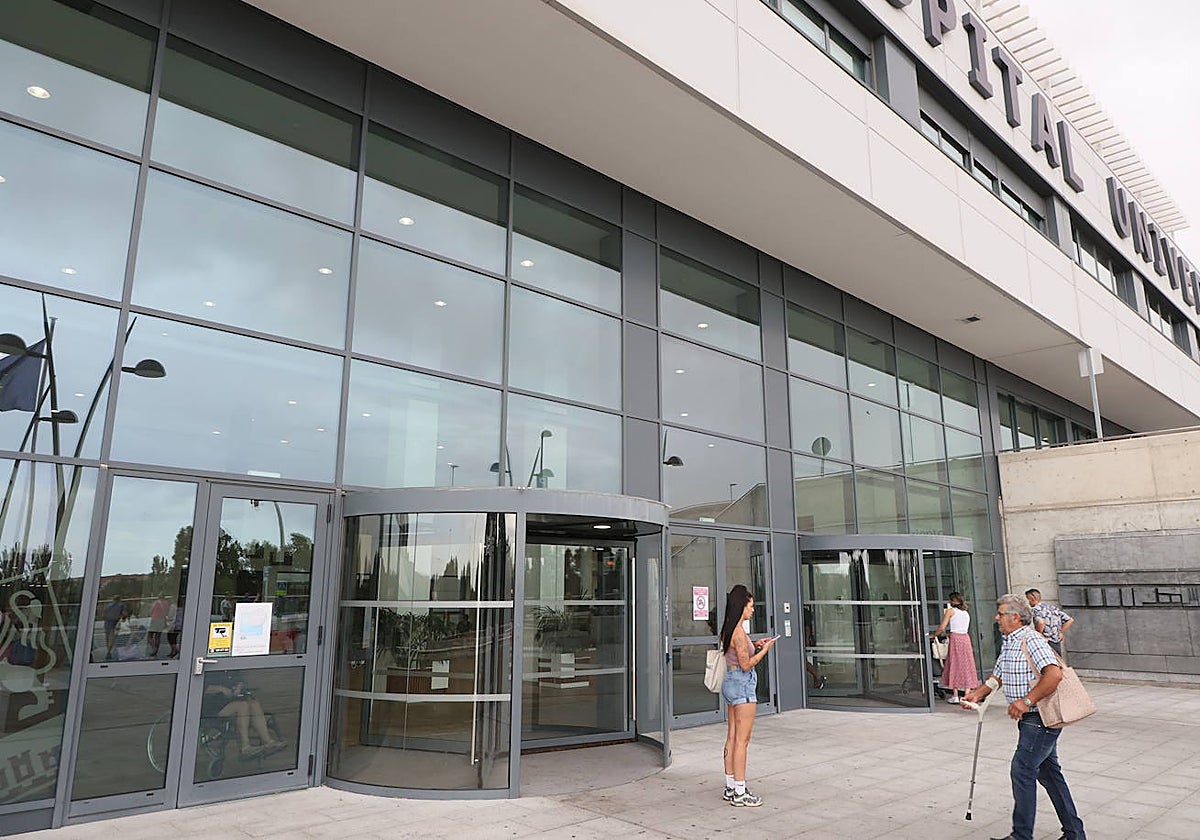 Entrada principal del Hospital Universitario de Salamanca.