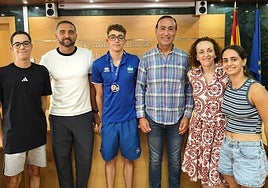 El joven nadador Manuel Delgado, portando su medalla, en la recepción en Carbajosa.