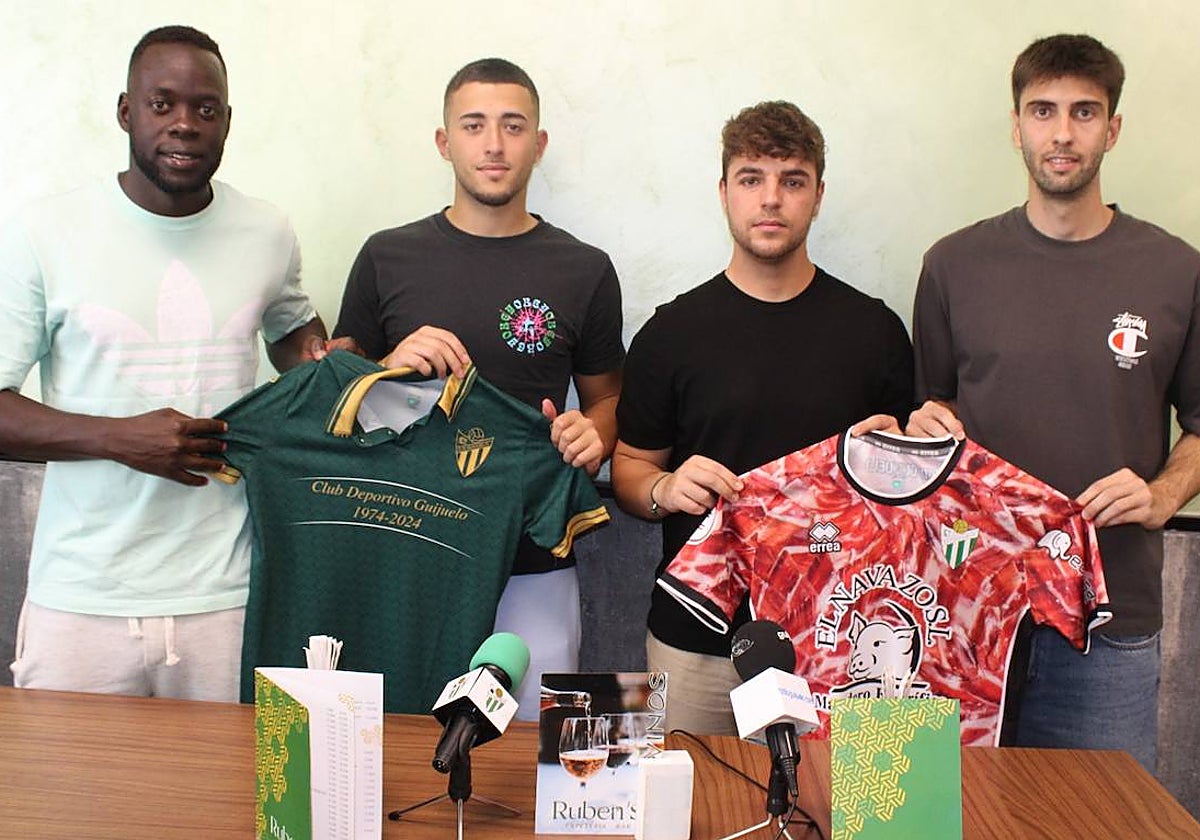 Los nuevos jugadores del CD Guijuelo Keita, Dani y Segura, acompañados por Emilio Sánchez, en la presentación.