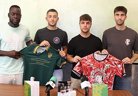 Los nuevos jugadores del CD Guijuelo Keita, Dani y Segura, acompañados por Emilio Sánchez, en la presentación.