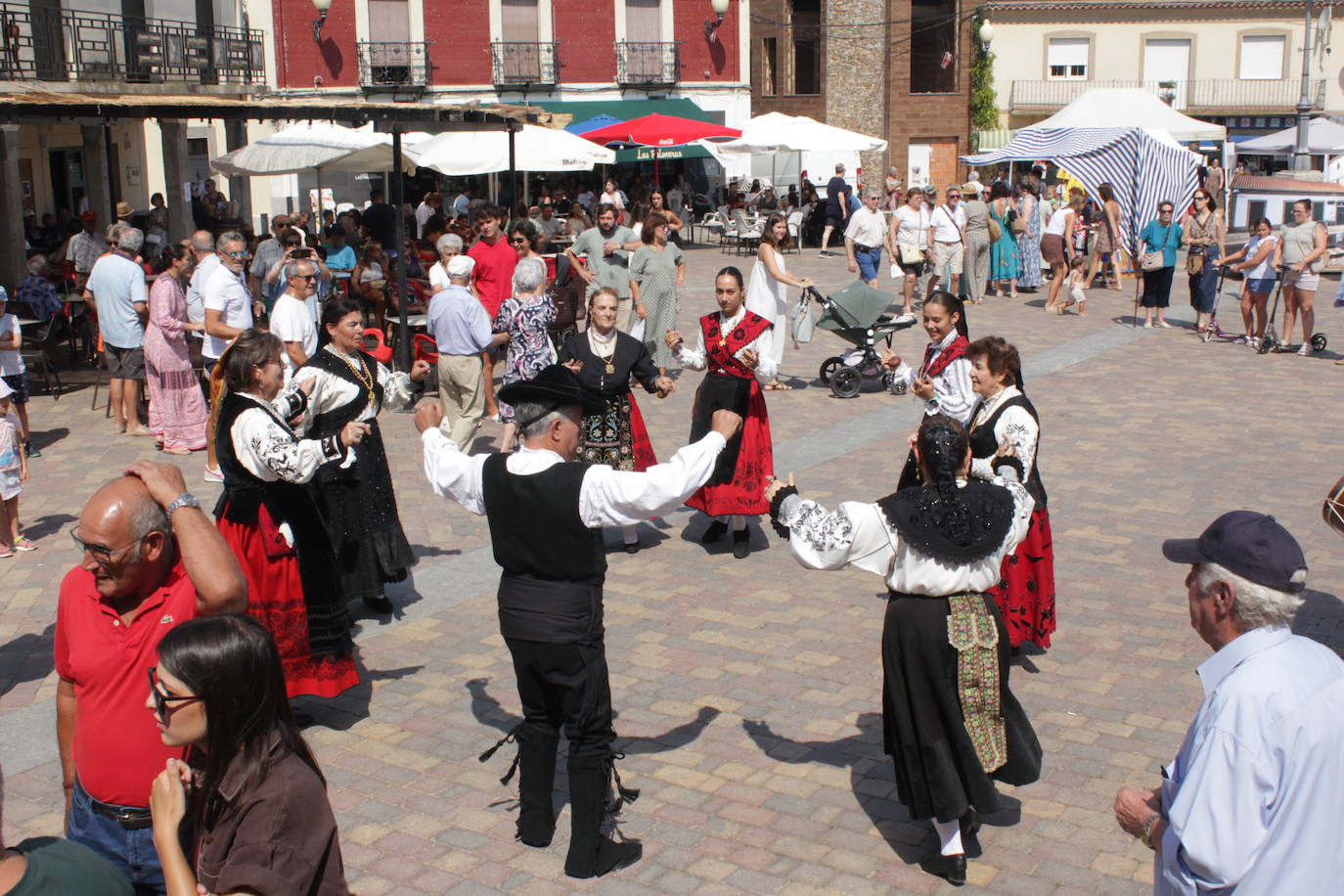 Emotivos momentos y bullicio en el III Día del Campo Charro de La Fuente de San Esteban