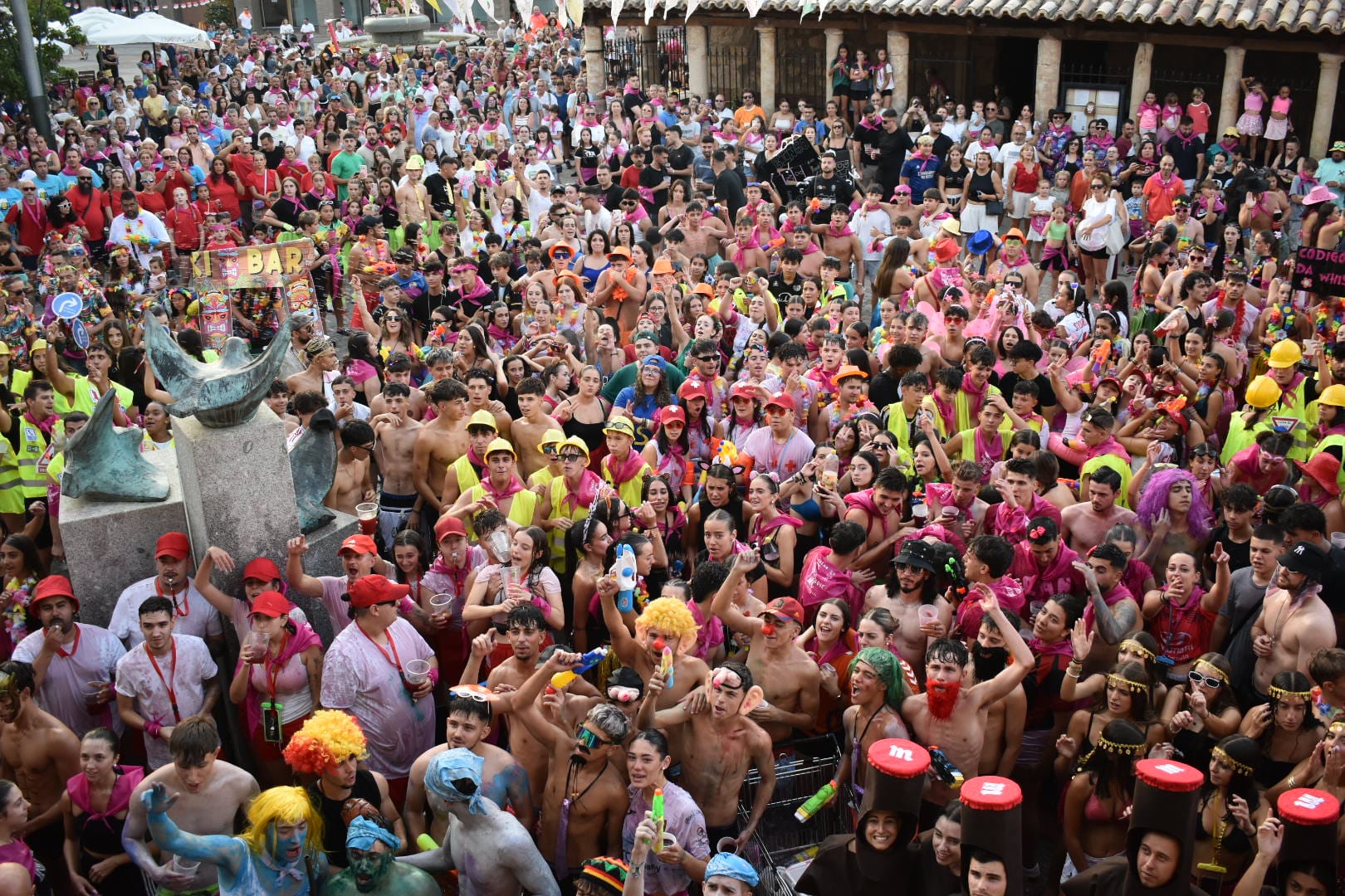 Color, peñas y rebujito: así ha comenzado la gran fiesta de San Roque en Carbajosa de la Sagrada