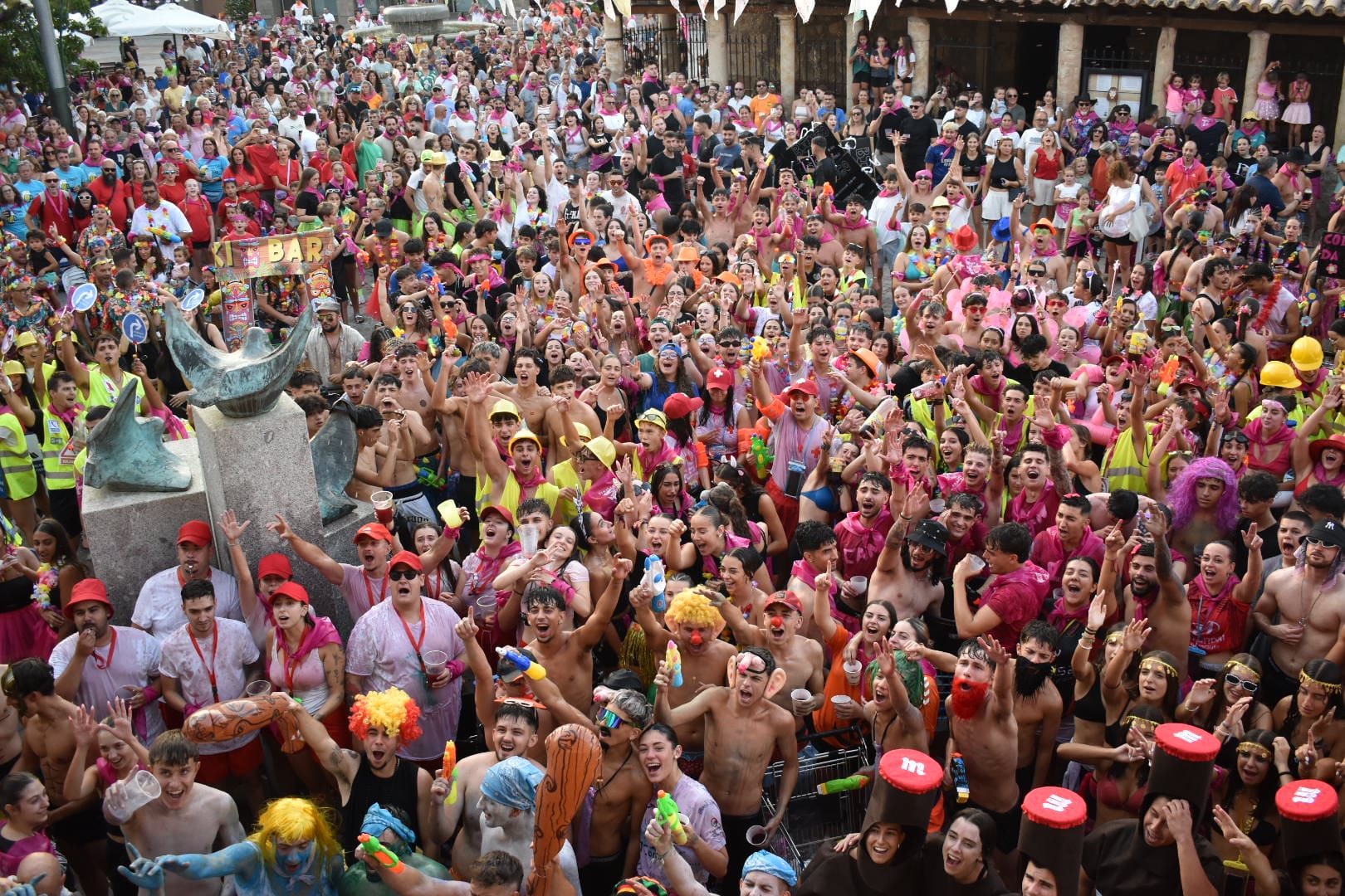 Color, peñas y rebujito: así ha comenzado la gran fiesta de San Roque en Carbajosa de la Sagrada