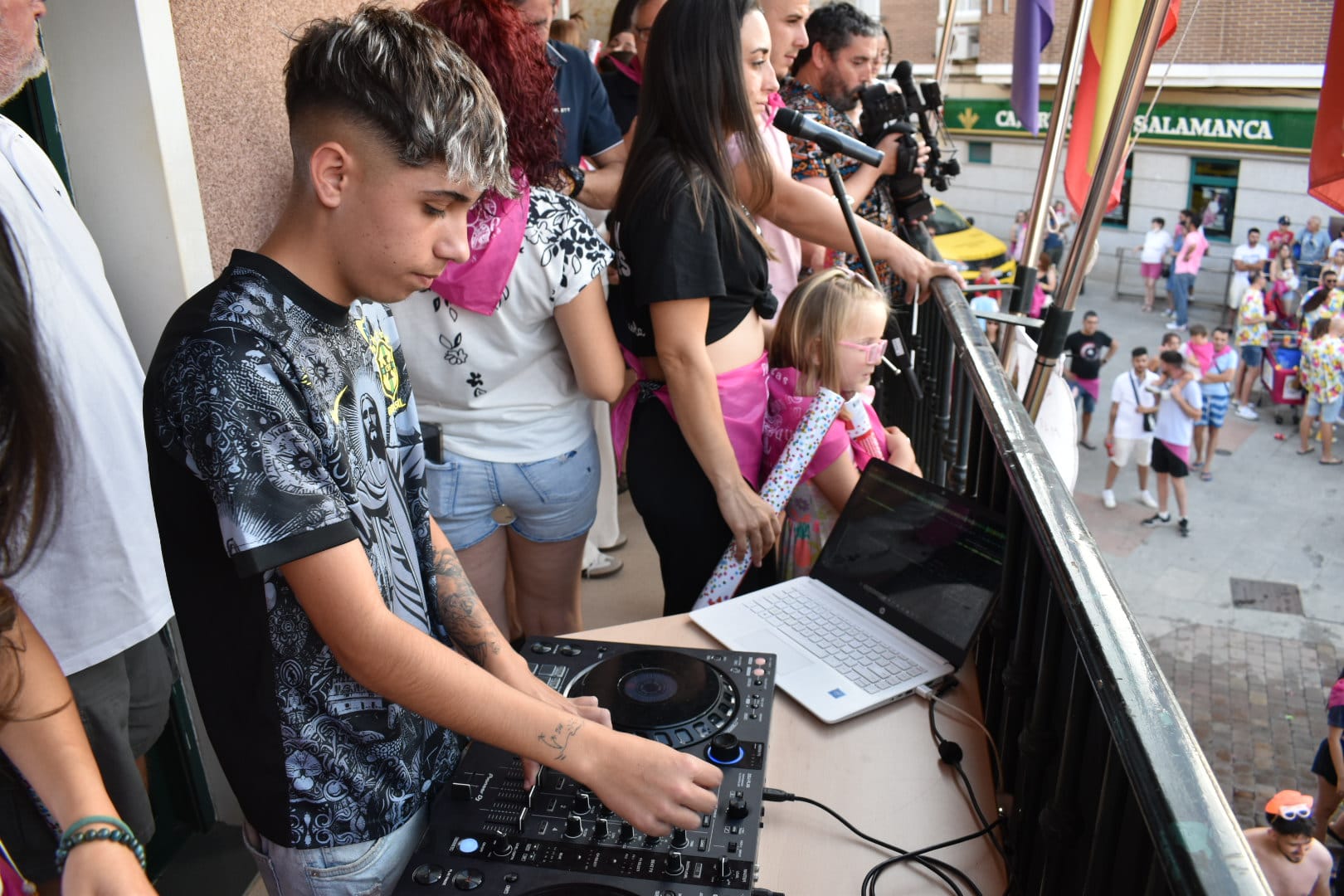 Color, peñas y rebujito: así ha comenzado la gran fiesta de San Roque en Carbajosa de la Sagrada