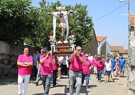 La procesión con el Cristo de la Salud recorrió todo el pueblo de Valbuena