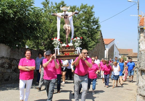 La procesión con el Cristo de la Salud recorrió todo el pueblo de Valbuena