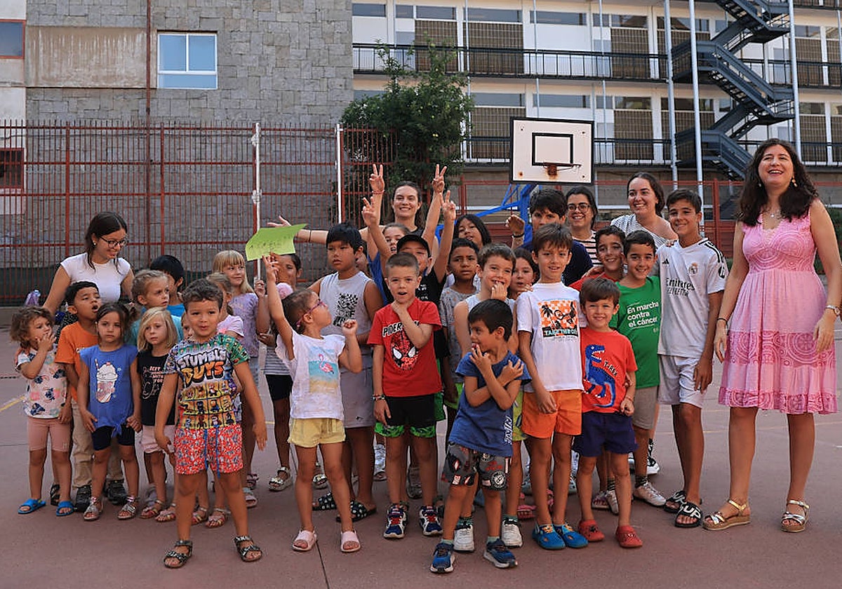 La concejala Miryam Rodríguez junto a los niños que acuden a la ludoteca del CEIP Rufino Blanco.