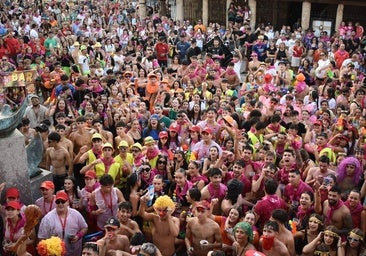 Las peñas de Carbajosa de la Sagrada durante el chupinazo