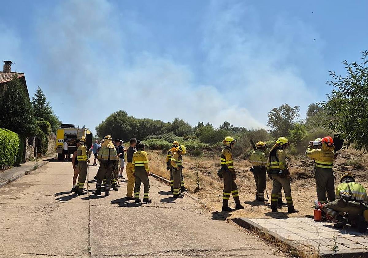 Efectivos organizándose contra el fuego.
