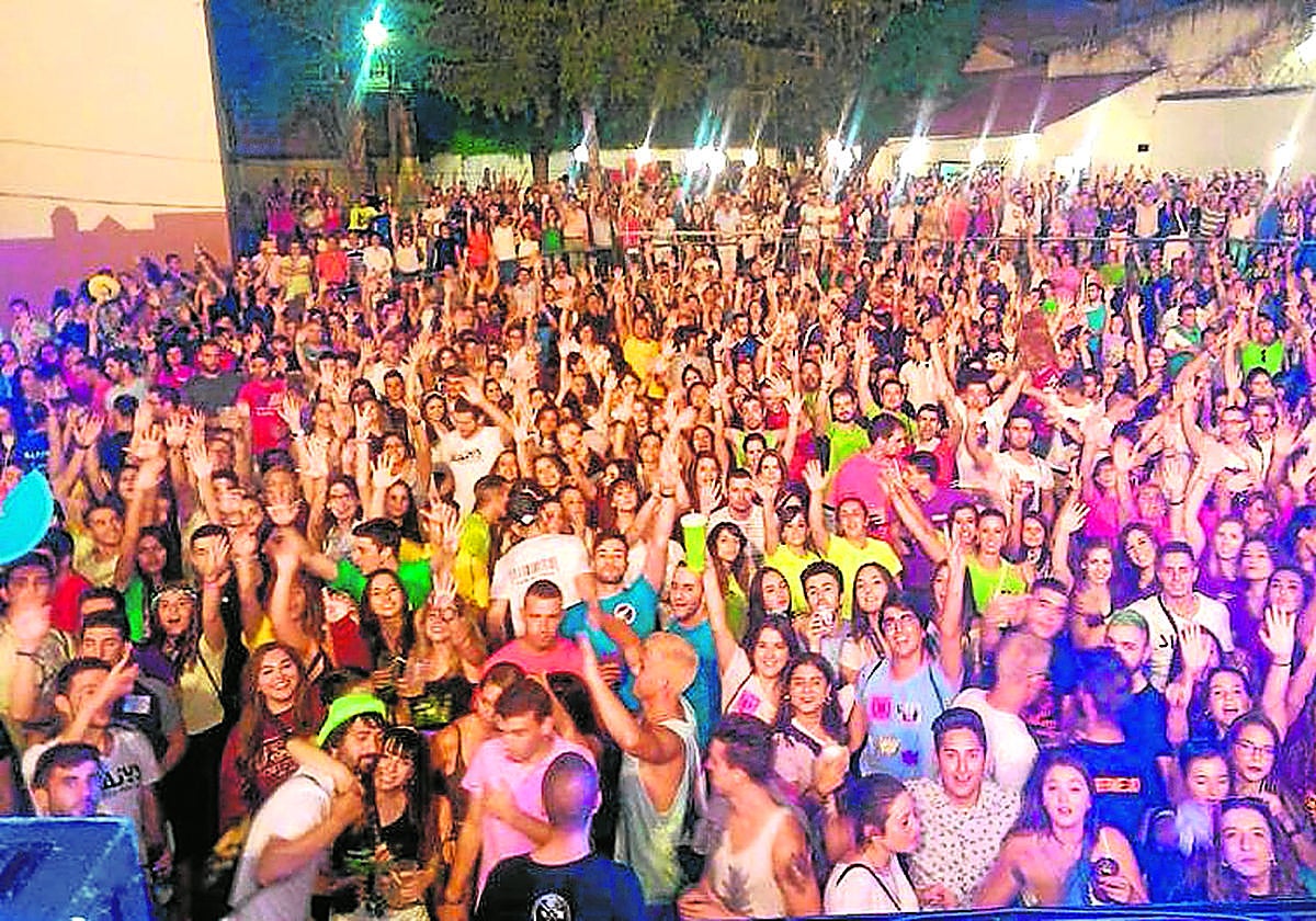 Numerosas personas disfrutan de la orquesta La Huella.