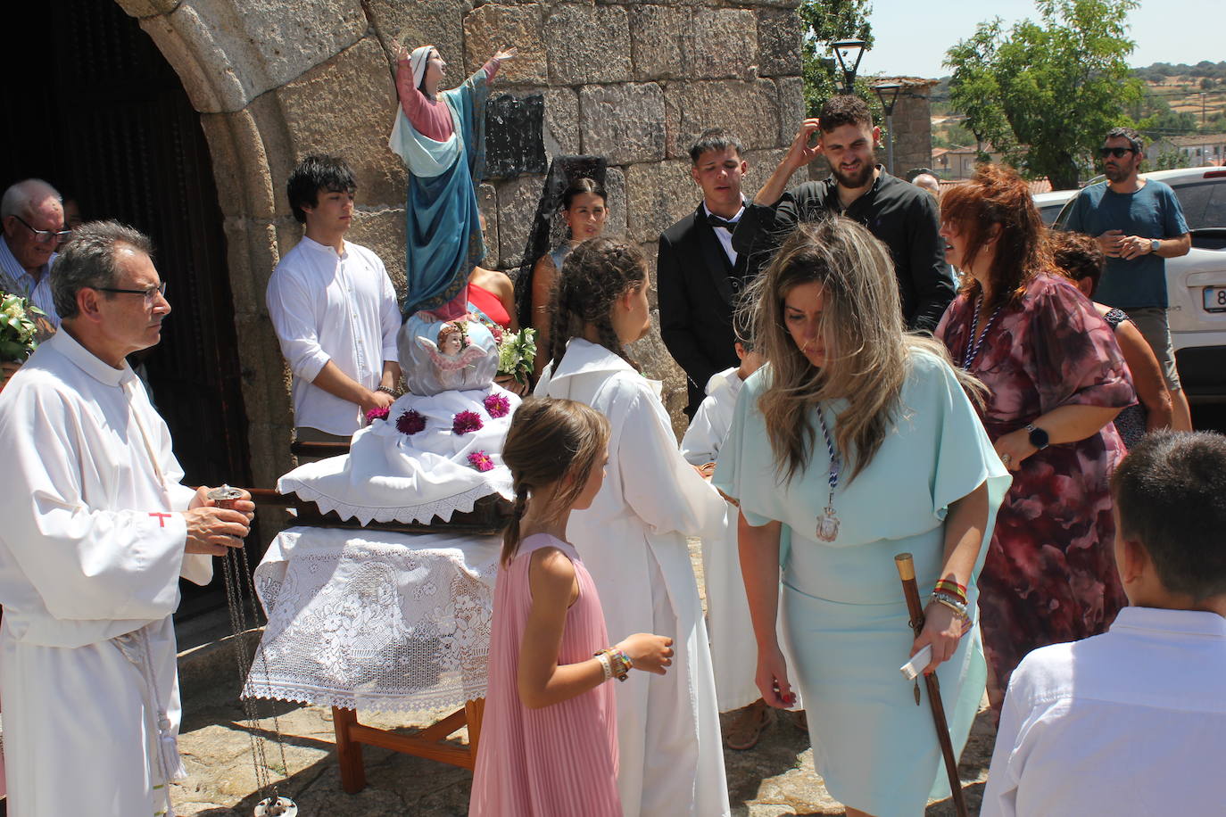 Todos de gala para rendir honores a la Virgen de la Asunción, en Fuentes de Oñoro