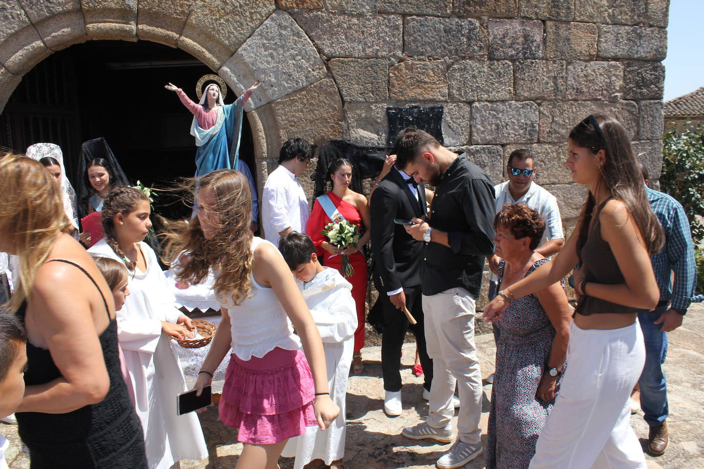 Todos de gala para rendir honores a la Virgen de la Asunción, en Fuentes de Oñoro