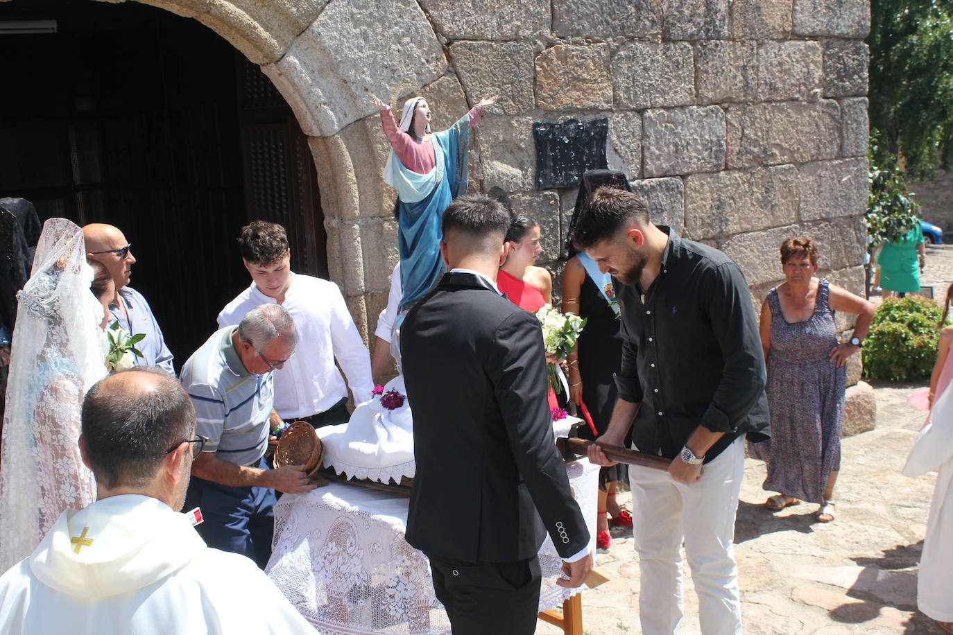 Todos de gala para rendir honores a la Virgen de la Asunción, en Fuentes de Oñoro