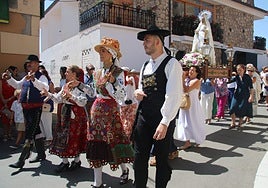 La procesión, con el grupo charro y la imagen de Nuestra Señora en Valdelosa.