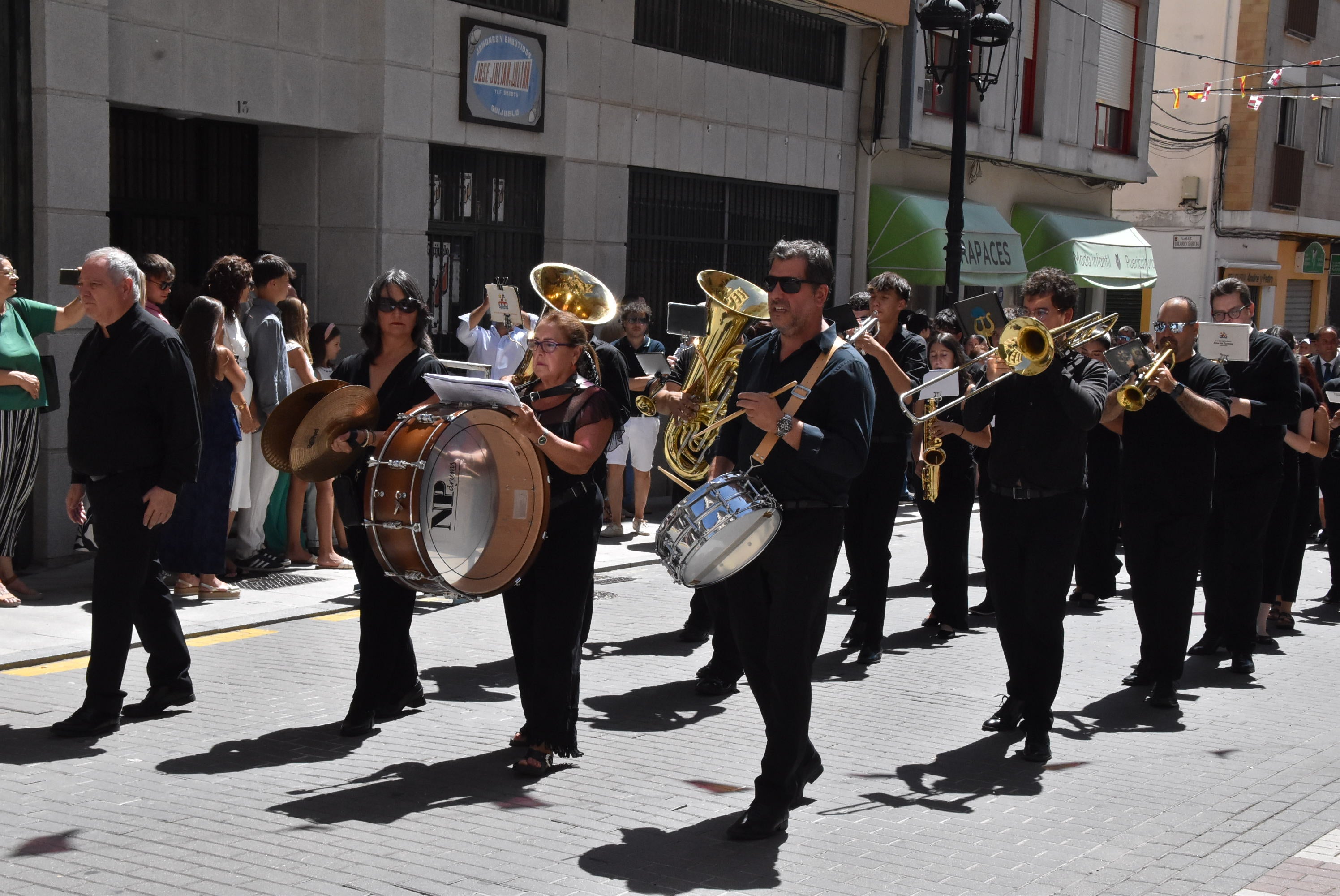 Guijuelo renueva su devoción con la Virgen de la Asunción en el día grande de sus fiestas