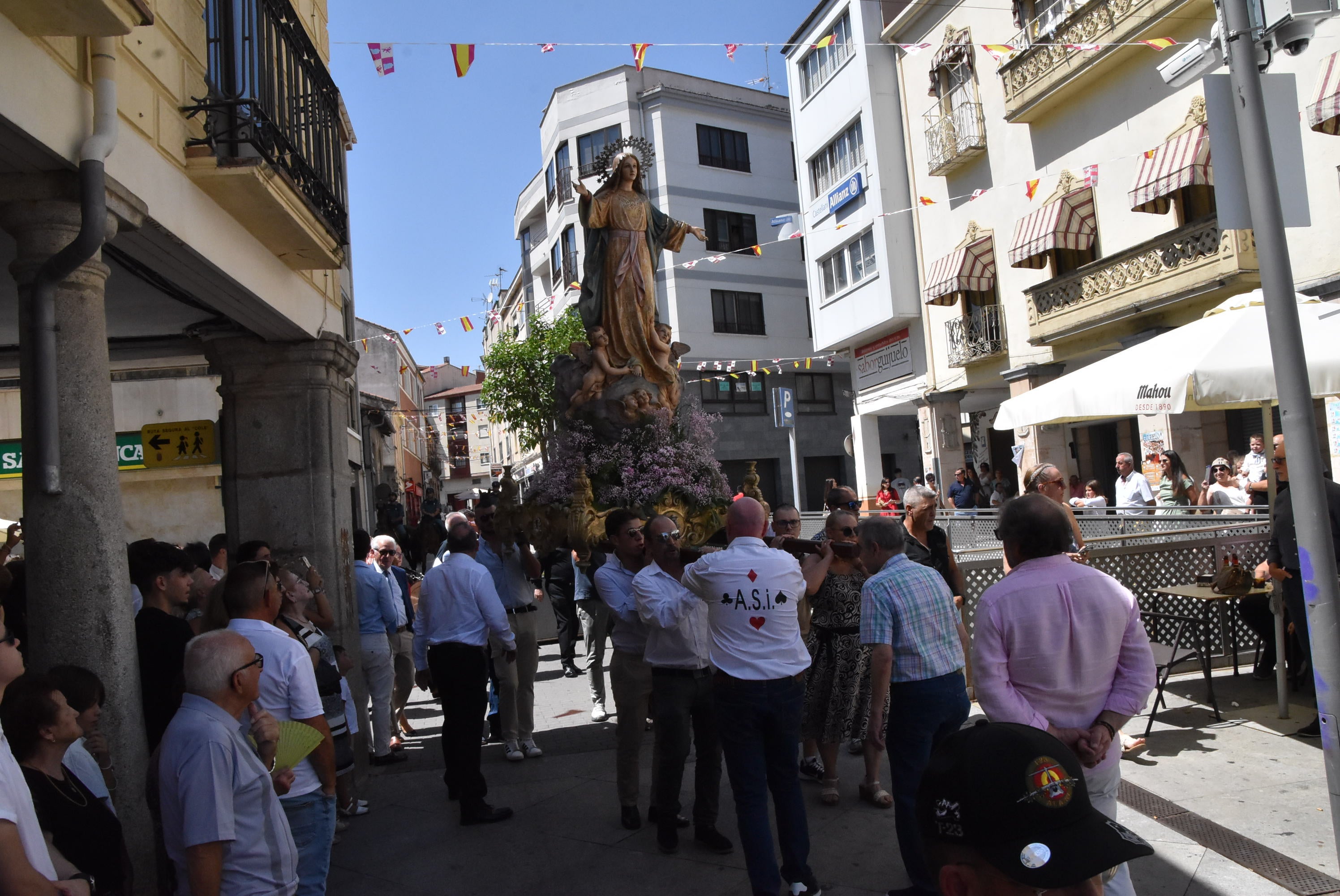 Guijuelo renueva su devoción con la Virgen de la Asunción en el día grande de sus fiestas