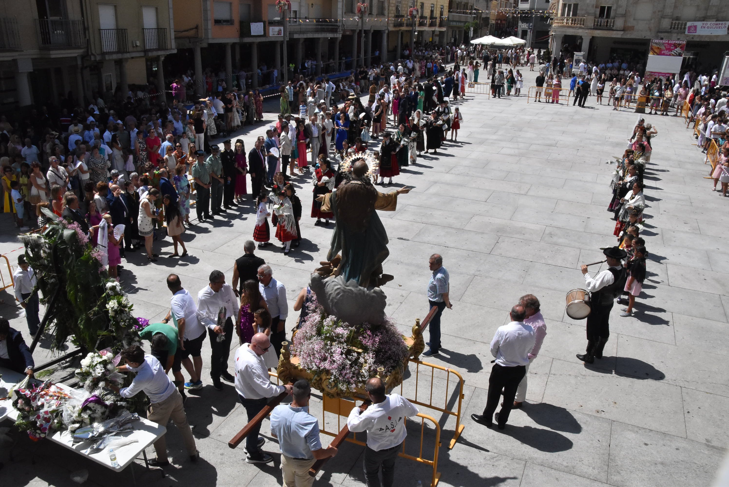 Guijuelo renueva su devoción con la Virgen de la Asunción en el día grande de sus fiestas