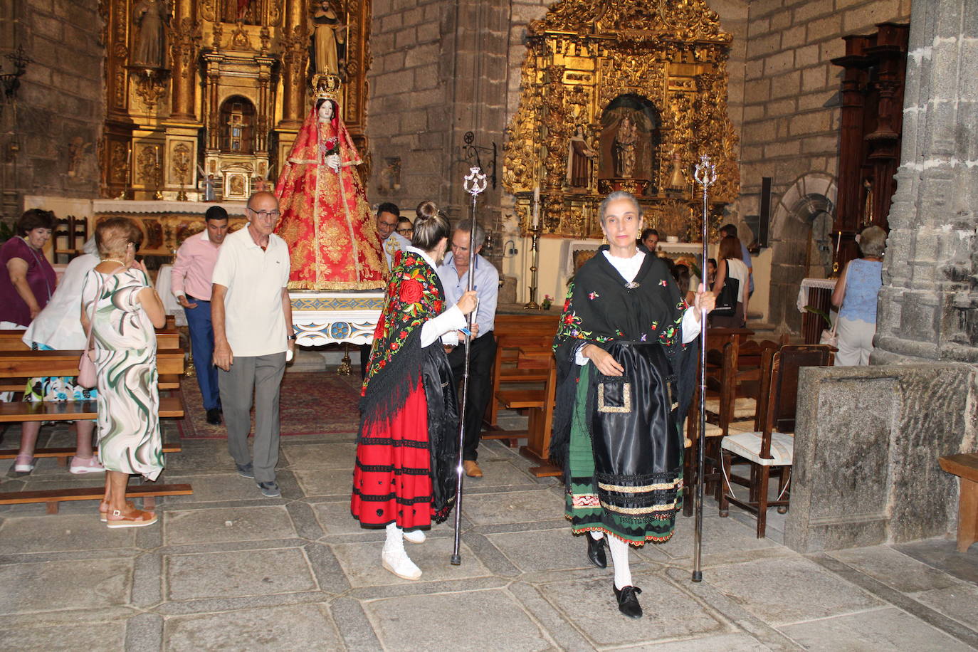 Gallegos de Solmirón acompaña a la Virgen de Gracia Carrero en su regreso a la ermita