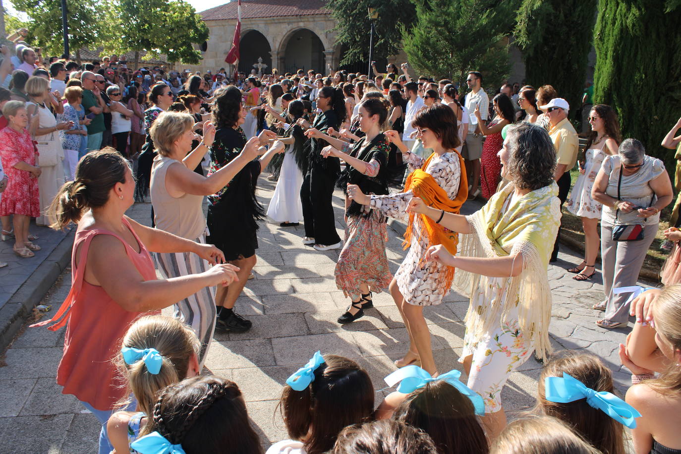 Gallegos de Solmirón acompaña a la Virgen de Gracia Carrero en su regreso a la ermita