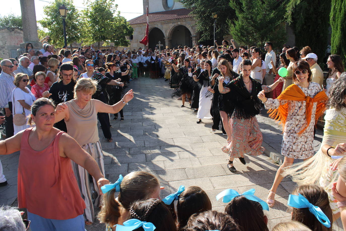 Gallegos de Solmirón acompaña a la Virgen de Gracia Carrero en su regreso a la ermita