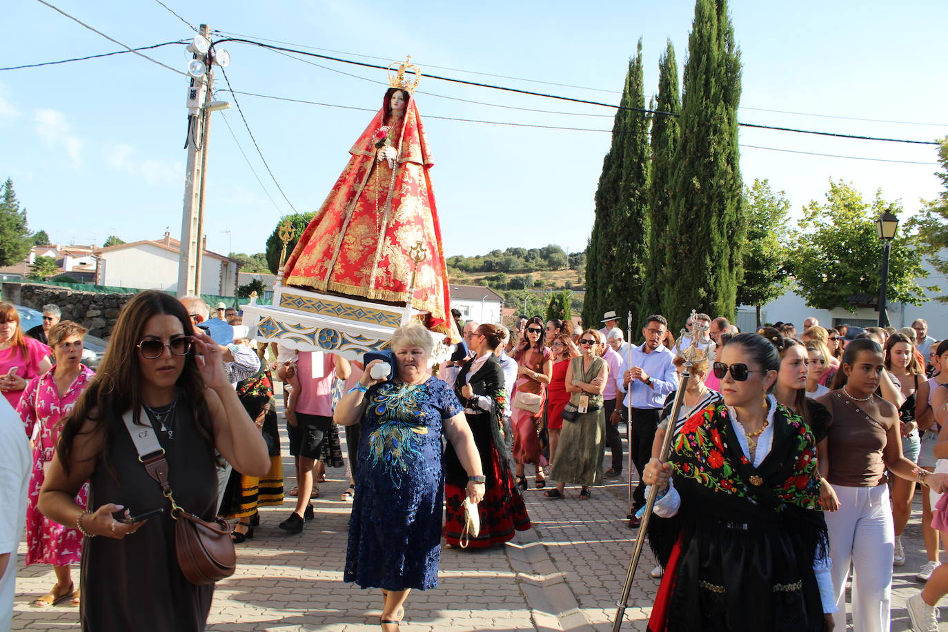 Gallegos de Solmirón acompaña a la Virgen de Gracia Carrero en su regreso a la ermita