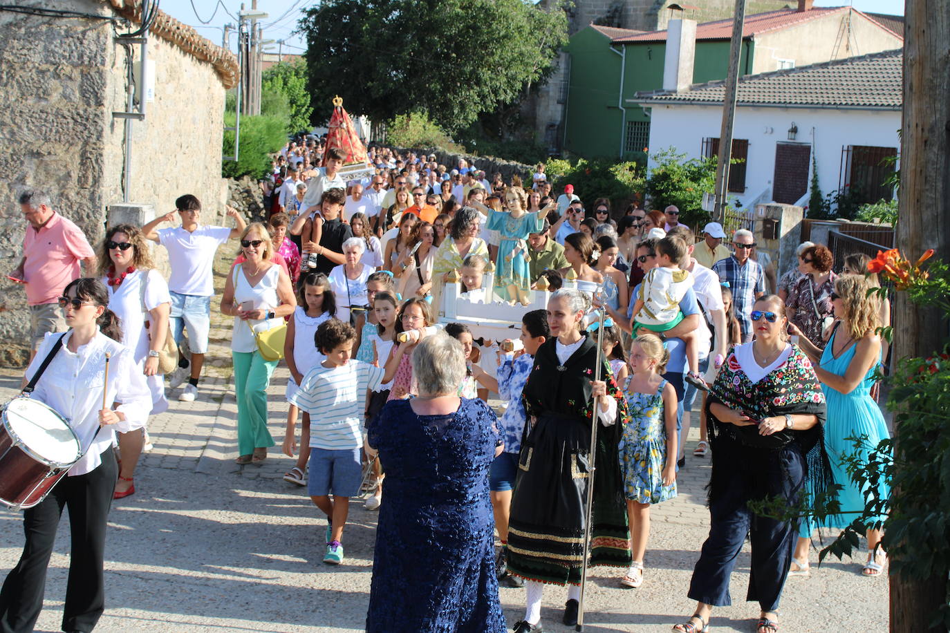 Gallegos de Solmirón acompaña a la Virgen de Gracia Carrero en su regreso a la ermita